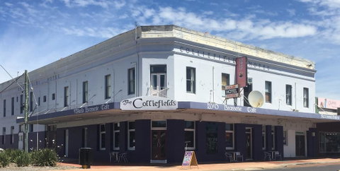 The Colliefields - Sydneys Hotel 0