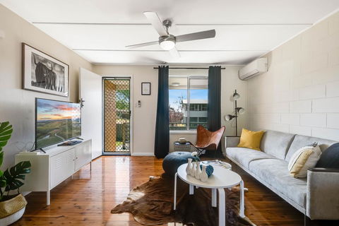 The Cowhide Cabin - Comfy, Family Friendly Stays In Toowoomba - Sydneys Hotel 1