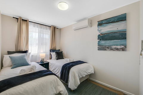 The Cowhide Cabin - Comfy, Family Friendly Stays In Toowoomba - Sydneys Hotel 3