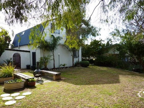 The Doo Drop Inn - Sydneys Hotel 3