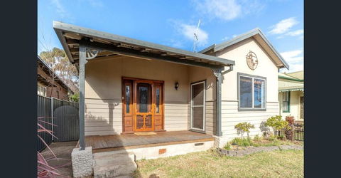 The Entertainer - Downtown Orange, Sleeps 11 - Sydneys Hotel 1