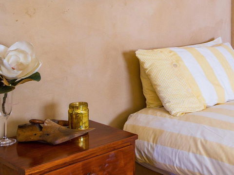 The Farmhouse - Grape Vines And Rolling Green Hills - Sydneys Hotel 3
