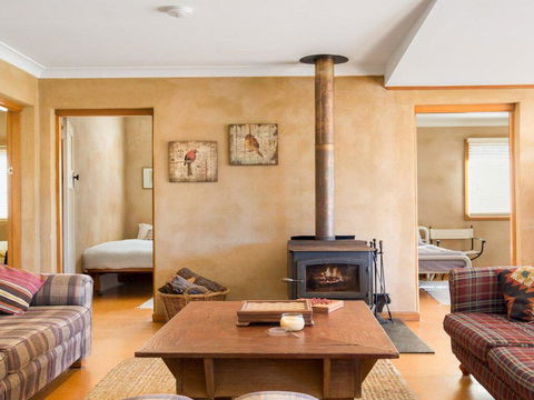 The Farmhouse - Grape Vines And Rolling Green Hills - Sydneys Hotel 2