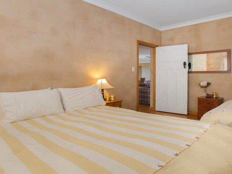 The Farmhouse - Grape Vines And Rolling Green Hills - Sydneys Hotel 1