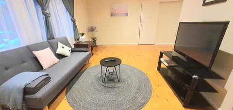 The Flower Homestay - Sydneys Hotel 1