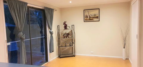 The Flower Homestay - Sydneys Hotel 2