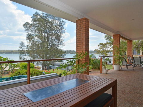 The House On The Lake @ Fishing Point, Lake Macquarie - Honestly Put The Line In And Catch Fish - Sydneys Hotel 0