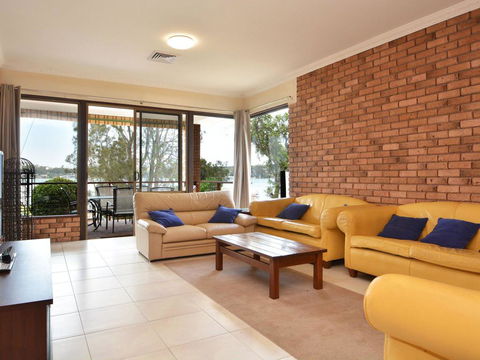 The House On The Lake @ Fishing Point, Lake Macquarie - Honestly Put The Line In And Catch Fish - Sydneys Hotel 3