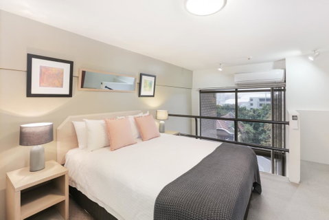 The Little Darling Of The Harbour - Sydneys Hotel 1