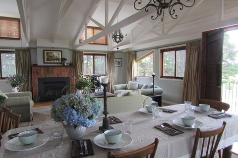 The Loch, An Idyllic Country Escape - Sydneys Hotel 0