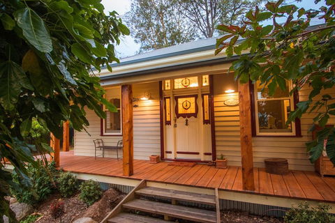 The Oaks Lilydale Accommodation - Sydneys Hotel 0
