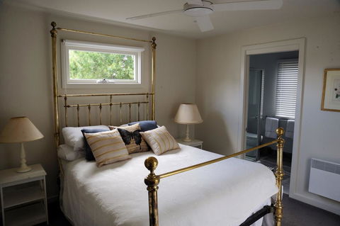 The Red Feather Inn - Sydneys Hotel 0