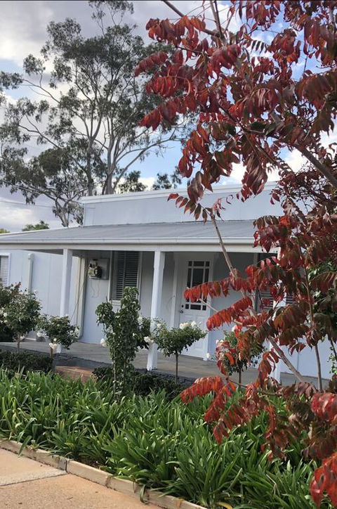 The Rested Guest 3 Bedroom Cottage West Wyalong - Sydneys Hotel 3