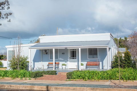 The Rested Guest 3 Bedroom Cottage West Wyalong - Sydneys Hotel 0