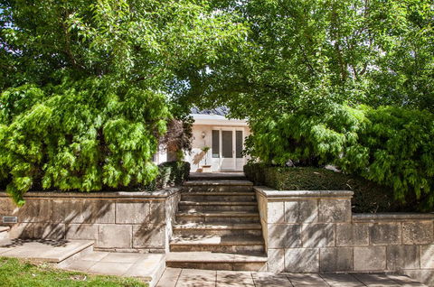 The Retreat At Stirling - Sydneys Hotel 0