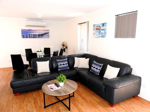 The Royal Dolphin Holiday Home - Sydneys Hotel 0