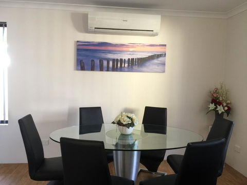 The Royal Dolphin Holiday Home - Sydneys Hotel 3