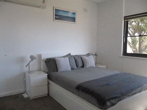 The Somerton Beach Retreat - Sydneys Hotel 2