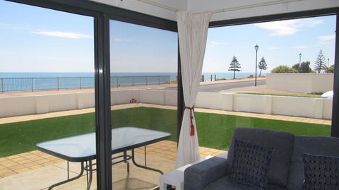 The Somerton Beach Retreat - Sydneys Hotel 0