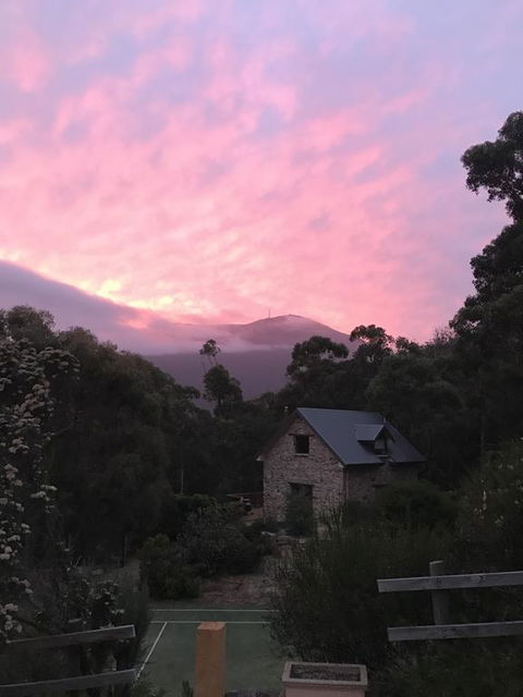 The Stone Cottage (with Tennis Court) - Sydneys Hotel 0