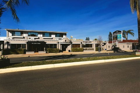 The Town House Motor Inn - Sydneys Hotel 1