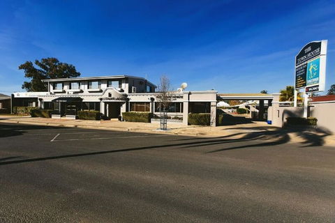 The Town House Motor Inn - Sydneys Hotel 0