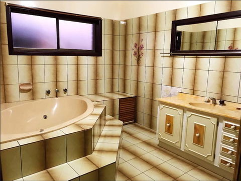 Thomastown Antique House En-suite Room - Sydneys Hotel 1