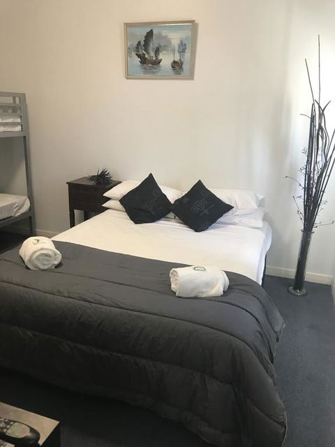 Tin Can Bay Budget Accommodation - Sydneys Hotel 0