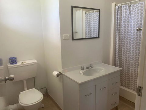 Tin Can Bay Budget Accommodation - Sydneys Hotel 2