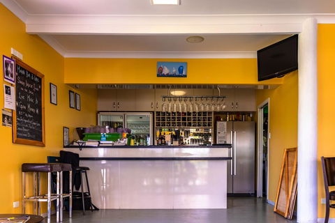 Tin Can Bay Marina Villas - Sydneys Hotel 1