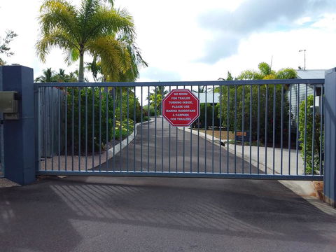 Tin Can Bay Marina Villas - Sydneys Hotel 3