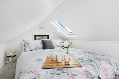 TINY HOME......BIG Views - Sydneys Hotel 1