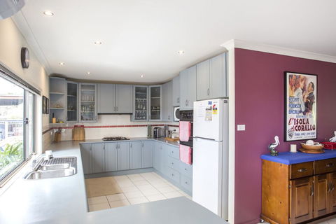 Torquay Drive 22 - Sydneys Hotel 3