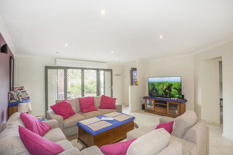 Torquay Drive 22 - Sydneys Hotel 1