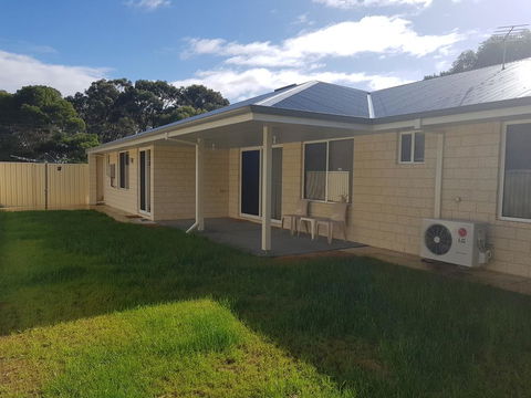 Towncrackers Guest House - Sydneys Hotel 1