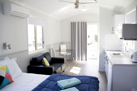 Townsville Tourist Village - Sydneys Hotel 1