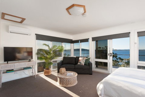Tranquil Waters - With Mesmerising Waterviews - Sydneys Hotel 1