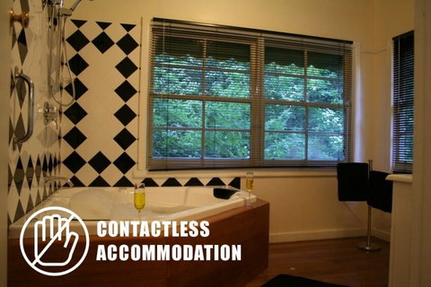 Tudor Cottages - Sydneys Hotel 3