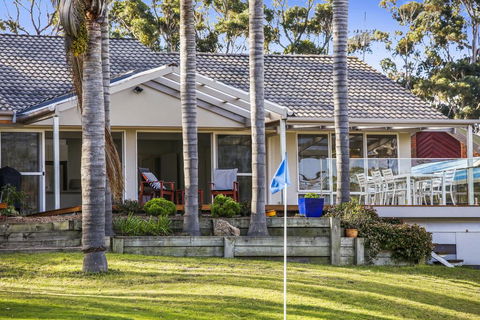 Tura Beach Golf Stays - Sydneys Hotel 0