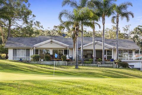 Tura Beach Golf Stays - Sydneys Hotel 1