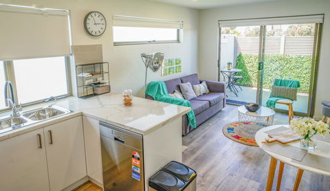 U201 Brunswick Living Brand New Deluxe Balcony Upper Floor Apartment Close To Airport And CBD - Sydneys Hotel 0