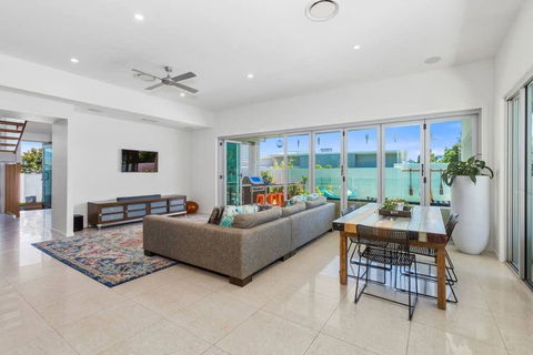 Ulladulla Family Retreat - Sydneys Hotel 1