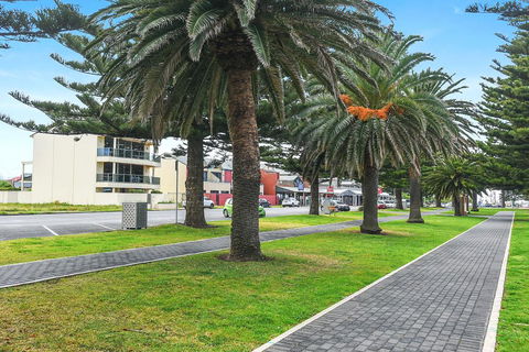 Ultimate Esplanade - 3 Storey Experience - WiFi - Sydneys Hotel 2
