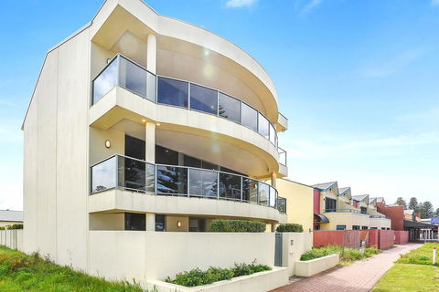 Ultimate Esplanade - 3 Storey Experience - WiFi - Sydneys Hotel 3