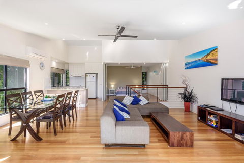 Unit 1 Rainbow Surf - Modern, Two Storey Townhouse With Large Shared Pool, Close To Beach And Shop - Sydneys Hotel 0