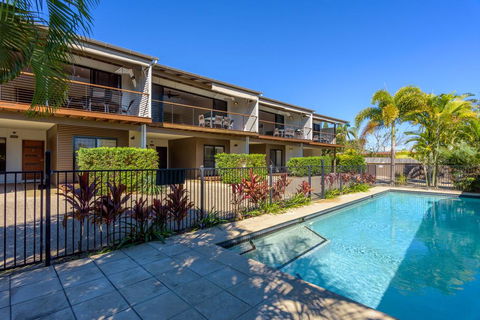 Unit 1 Rainbow Surf - Modern, Two Storey Townhouse With Large Shared Pool, Close To Beach And Shop - Sydneys Hotel 1