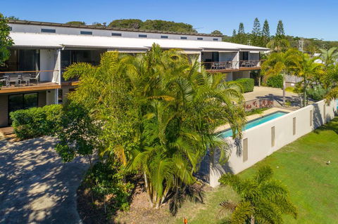 Unit 1 Rainbow Surf - Modern, Two Storey Townhouse With Large Shared Pool, Close To Beach And Shop - Sydneys Hotel 3