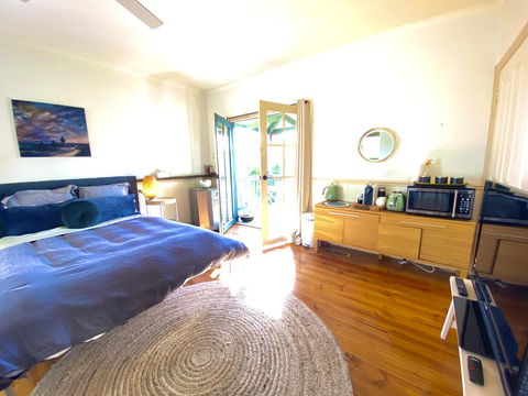 Valley Abode Large Studio Suite -private Ensuite - Sydneys Hotel 2