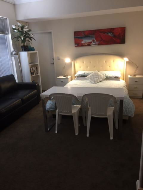 Venetian Canal 1 Bedroom Apartment - Sydneys Hotel 3