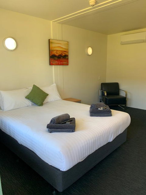 Victoria Village - Sydneys Hotel 3
